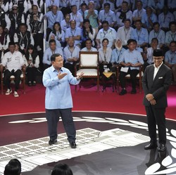 Ekspresi Ganjar Lihat Prabowo-Anies di Debat Capres 2024