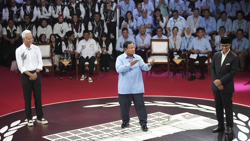 Presidential candidate Prabowo Subianto, center, speaks as other candidates Ganjar Pranowo, left, and Anies Baswedan react during the presidential candidates' debate in Jakarta, Indonesia, Tuesday, Dec. 12, 2023. (AP Photo/Tatan Syuflana)