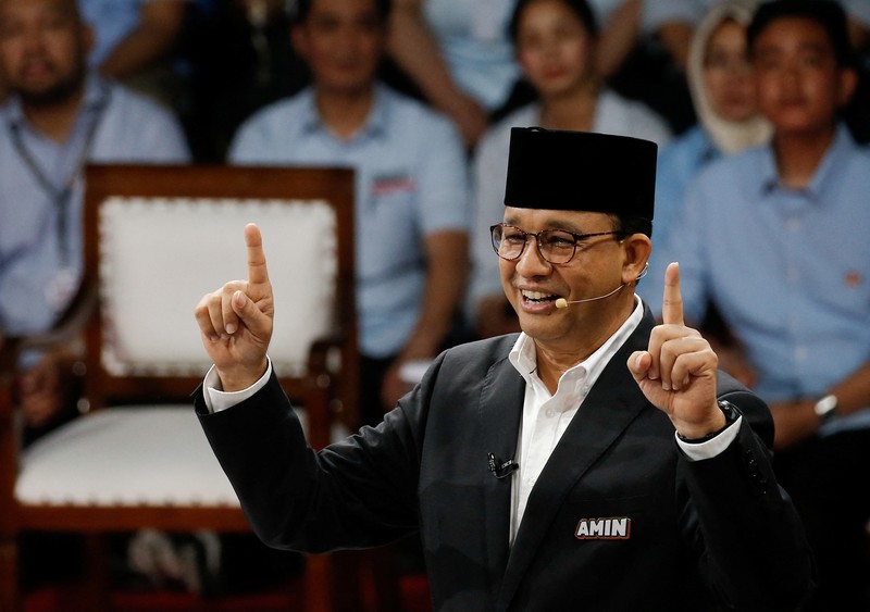 INDONESIA-ELECTION/DEBATE Former Jakarta Governor and presidential candidate Anies Baswedan gestures during a televised debate at the election commission headquarters in Jakarta, Indonesia, December 12, 2023. REUTERS/Ajeng Dinar Ulfiana
