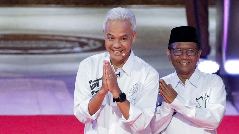 Calon Presiden (Capres), Anies Baswedan dan Muhaimin Iskandar saat memasuki area Debat Pertama Capres 2024 di Kantor KPU RI, Jakarta, Selasa (12/12/2023). (CNBC Indonesia/Faisal Rahman)
