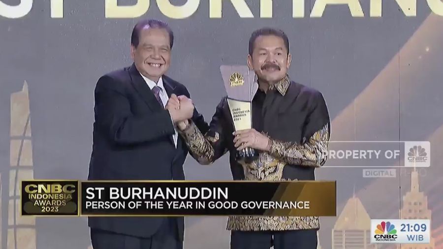 Jaksa Agung RI, ST Burhanuddin meraih penghargaan Person Of The Year In Good Governance dalam acara penghargaan bergengsi CNBC Indonesia Awards 2023 bertajuk 'Maintaining Optimism Amid Uncertainty', di Westin Jakarta pada Rabu, (13/12/2023). (Tangkapan Layar CNBC Indonesia TV)