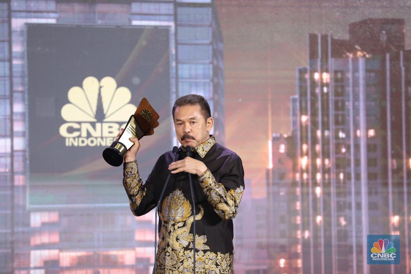 Direktur Utama Pertamina, Nicke Widyawati menerima trofi penghargaan dalam CNBC Indonesia Awards 2023, dalam kategori Direktur Utama Pertamina, Nicke Widyawati menerima trofi penghargaan dalam CNBC Indonesia Awards 2023, dalam kategori