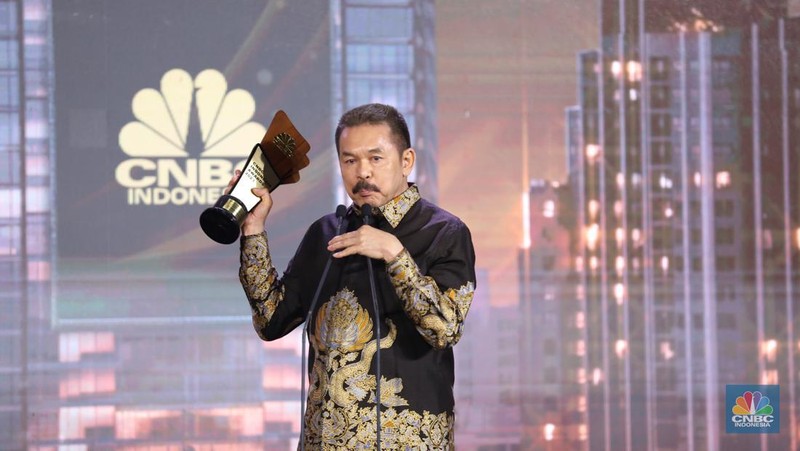Direktur Utama Pertamina, Nicke Widyawati menerima trofi penghargaan dalam CNBC Indonesia Awards 2023, dalam kategori 