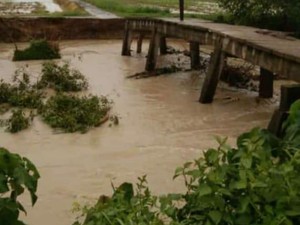 Jembatan Penghubung 2 Desa di OKU Timur Putus Usai Sungai Komering Meluap