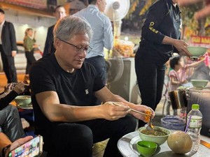 Ini Sosok Pria Rp 664 Triliun yang Makan Santai di Pinggir Jalan