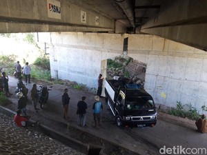 Geram Warga Boyolali Saat Kali Pepe Dibuangi Berdrum-drum Limbah Tekstil