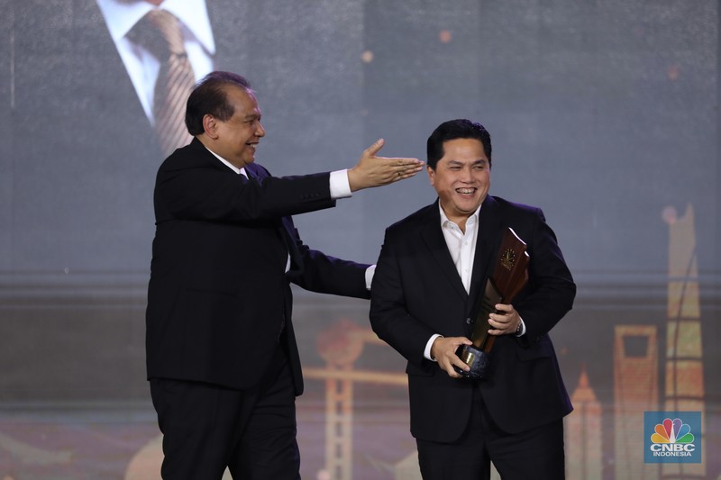 Menteri BUMN Erick Thohir, menerima trofi penghargaan dalam CNBC Indonesia Awards 2023, dalam kategori 
