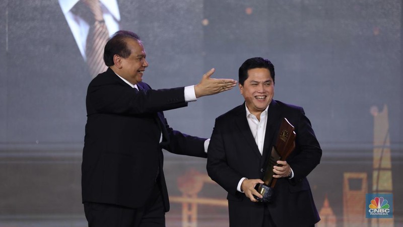 Menteri BUMN Erick Thohir, menerima trofi penghargaan dalam CNBC Indonesia Awards 2023, dalam kategori 