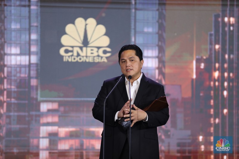 Menteri BUMN Erick Thohir Menteri BUMN Erick Thohir, menerima trofi penghargaan dalam CNBC Indonesia Awards 2023, dalam kategori
