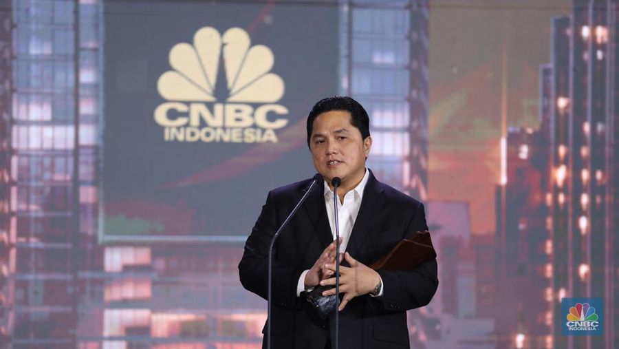 Menteri BUMN Erick Thohir, menerima trofi penghargaan dalam CNBC Indonesia Awards 2023, dalam kategori