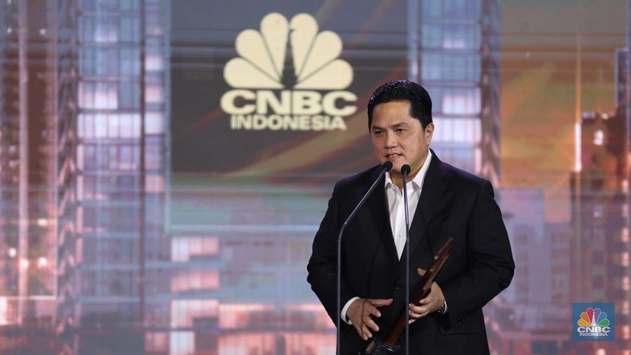 Menteri BUMN Erick Thohir, menerima trofi penghargaan dalam ²©²ÊÍøÕ¾ Awards 2023, dalam kategori