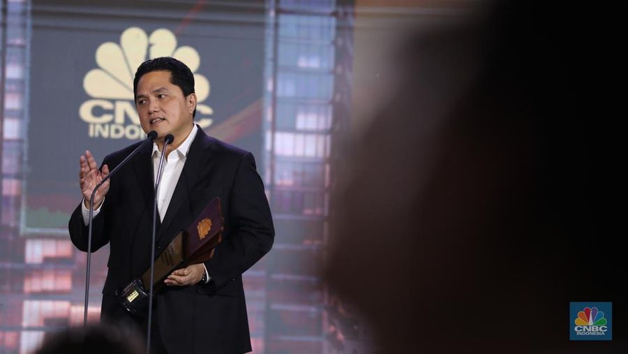 Menteri BUMN Erick Thohir, menerima trofi penghargaan dalam CNBC Indonesia Awards 2023, dalam kategori 