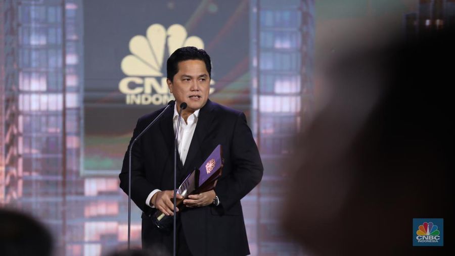 Menteri BUMN Erick Thohir, menerima trofi penghargaan dalam CNBC Indonesia Awards 2023, dalam kategori 
