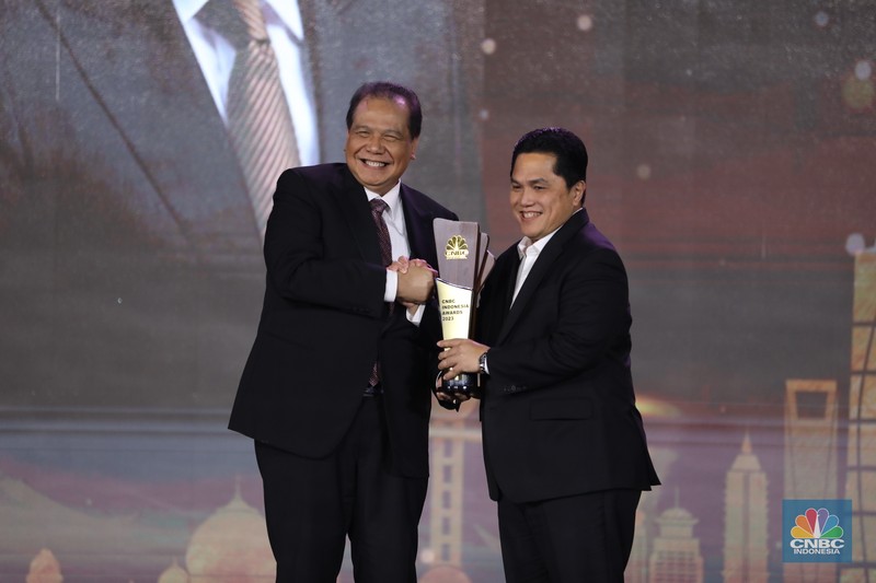 Menteri BUMN Erick Thohir, menerima trofi penghargaan dalam CNBC Indonesia Awards 2023, dalam kategori 