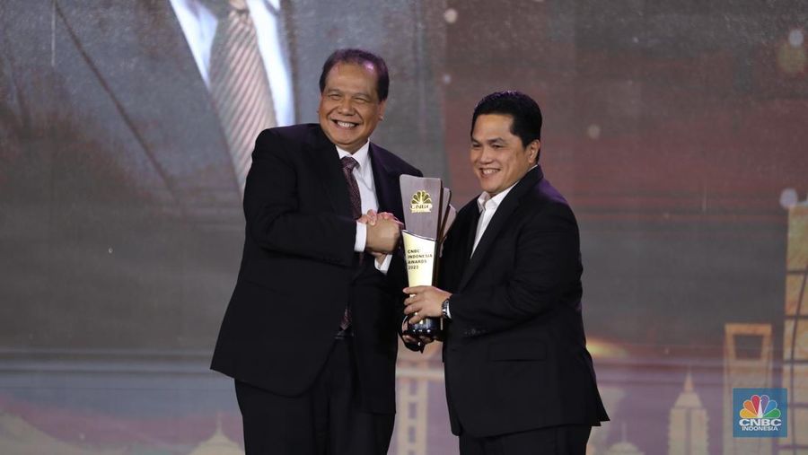 Menteri BUMN Erick Thohir, menerima trofi penghargaan dalam CNBC Indonesia Awards 2023, dalam kategori 