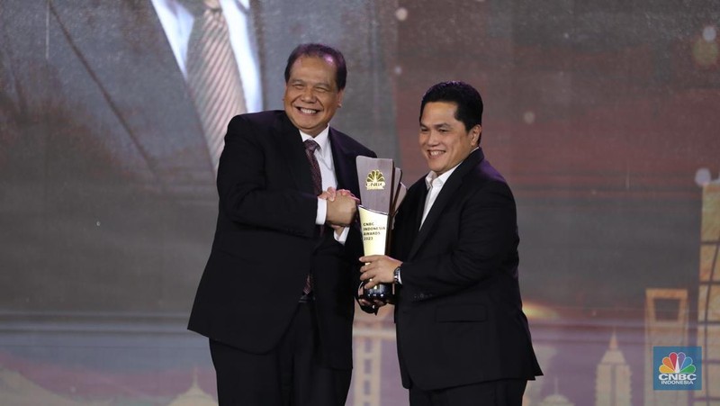 Menteri BUMN Erick Thohir, menerima trofi penghargaan dalam CNBC Indonesia Awards 2023, dalam kategori 