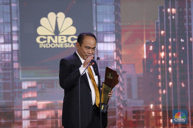 Menteri Komunikasi & Informatika, Budi Arie Menteri Komunikasi & Informatika, Budi Arie, menerima trofi penghargaan dalam CNBC Indonesia Awards 2023, dalam kategori