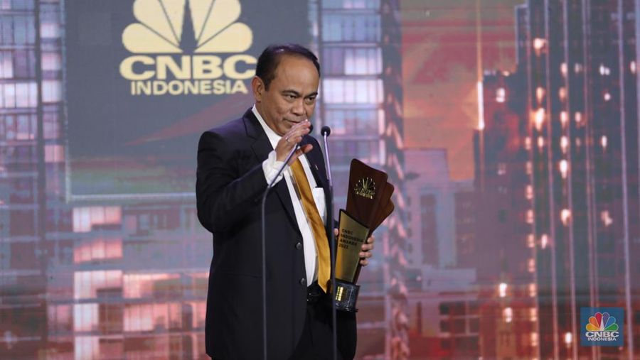 Menteri Komunikasi & Informatika, Budi Arie, menerima trofi penghargaan dalam վ Awards 2023, dalam kategori 