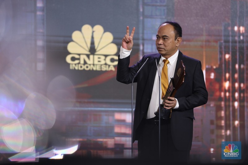 Menteri Komunikasi & Informatika, Budi Arie, menerima trofi penghargaan dalam CNBC Indonesia Awards 2023, dalam kategori 