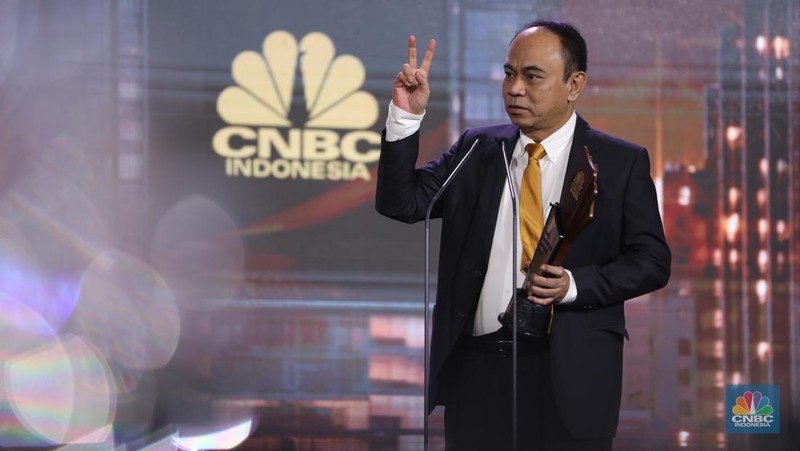 Menteri Komunikasi & Informatika, Budi Arie, menerima trofi penghargaan dalam CNBC Indonesia Awards 2023, dalam kategori 