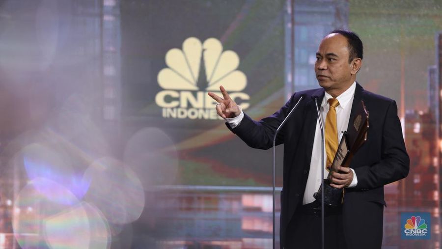 Menteri Komunikasi & Informatika, Budi Arie, menerima trofi penghargaan dalam CNBC Indonesia Awards 2023, dalam kategori 