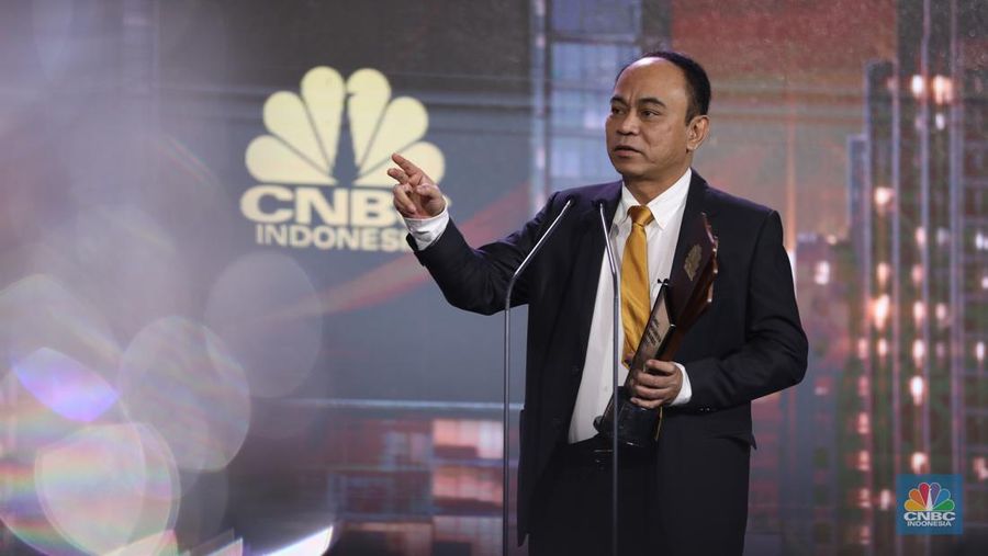 Menteri Komunikasi & Informatika, Budi Arie, menerima trofi penghargaan dalam ²©²ÊÍøÕ¾ Awards 2023, dalam kategori