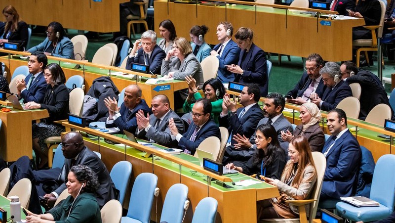 Duta Besar Israel untuk PBB Gilad Erdan berbicara kepada para delegasi di Majelis Umum PBB, di mana pemungutan suara mengenai resolusi gencatan senjata diperkirakan akan dilakukan, di tengah konflik yang sedang berlangsung antara Israel dan kelompok Islam Palestina Hamas, di New York City, AS, 12 Desember. 2023. (REUTERS/Eduardo Munoz)