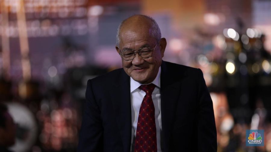 Pendiri Bayan Resources, Datok Low Tuck Kwong menerima trofi penghargaan dalam CNBC Indonesia Awards 2023, dalam kategori 