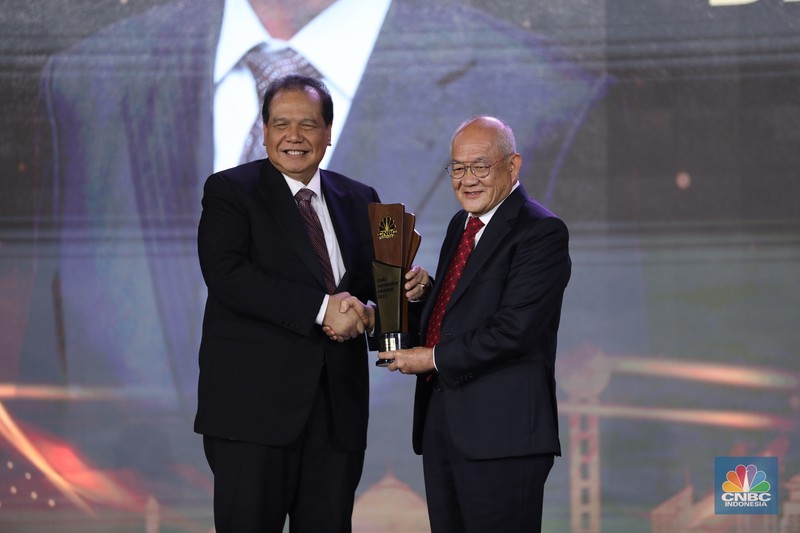 Jaksa Agung RI, ST Burhanuddin meraih penghargaan Person Of The Year In Good Governance dalam acara penghargaan bergengsi CNBC Indonesia Awards 2023 bertajuk 'Maintaining Optimism Amid Uncertainty', di Westin Jakarta pada Rabu, (13/12/2023). Jaksa Agung RI, ST Burhanuddin meraih penghargaan Person Of The Year In Good Governance dalam acara penghargaan bergengsi CNBC Indonesia Awards 2023 bertajuk 'Maintaining Optimism Amid Uncertainty', di Westin Jakarta pada Rabu, (13/12/2023). (CNBC Indonesia/Tri Susilo)