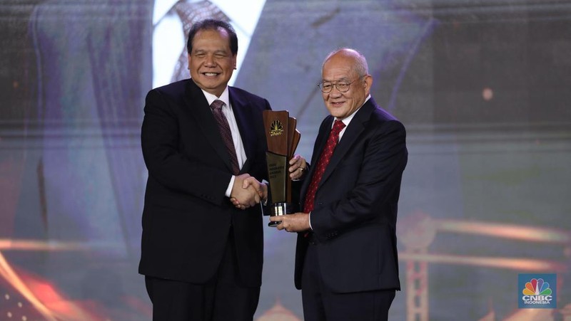 Jaksa Agung RI, ST Burhanuddin meraih penghargaan Person Of The Year In Good Governance dalam acara penghargaan bergengsi CNBC Indonesia Awards 2023 bertajuk 'Maintaining Optimism Amid Uncertainty', di Westin Jakarta pada Rabu, (13/12/2023). (CNBC Indonesia/Tri Susilo)