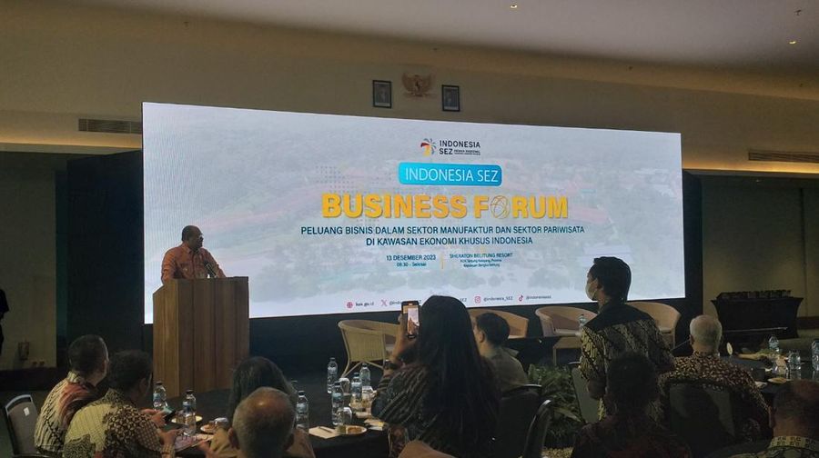 Pj Gubernur Bangka Belitung Safrizal Z.A. di acara Business Forum bertajuk 'Peluang Bisnis dalam Sektor Manufaktur dan Sektor Pariwisata di Kawasan Ekonomi Khusus Indonesia' di Bangka Belitung, Rabu (13/12/2023). (CNBC Indonesia/Revo Gilang Firdaus)