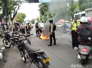9 Mahasiswa Demo Tutup Jalan Sultan Alauddin Makassar Dibubarkan Aparat