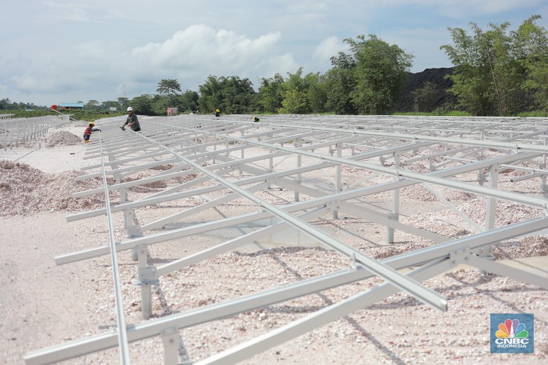 Proyek Pembangkit listrik tenaga surya Pekerja menyelesaikan Proyek Pembangkit listrik tenaga surya pada fasilitas pemuatan tongkang di jetty senyiur. (CNBC Indonesia/Muhamad Sabki)