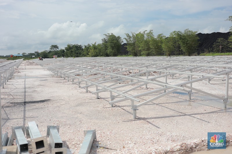 Proyek Pembangkit listrik tenaga surya Pekerja menyelesaikan Proyek Pembangkit listrik tenaga surya pada fasilitas pemuatan tongkang di jetty senyiur. (CNBC Indonesia/Muhamad Sabki)