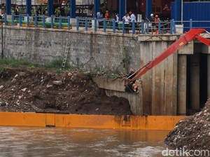 Jakarta Diterjang Banjir Kiriman, 2 Ribu Ton Sampah Diangkut dari Ciliwung