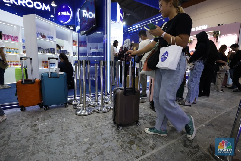 Antrean panjang koper penyedia jasa titip (jastip) terlihat di acara Jakarta X Beauty 2023 di Jakarta Convention Center (JCC), Jakarta, Kamis (14/12/2023). (CNBC Indonesia/Tri Susilo)