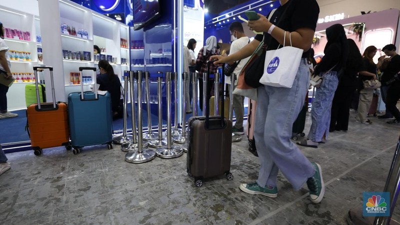 Antrean panjang koper penyedia jasa titip (jastip) terlihat di acara Jakarta X Beauty 2023 di Jakarta Convention Center (JCC), Jakarta, Kamis (14/12/2023). (CNBC Indonesia/Tri Susilo)