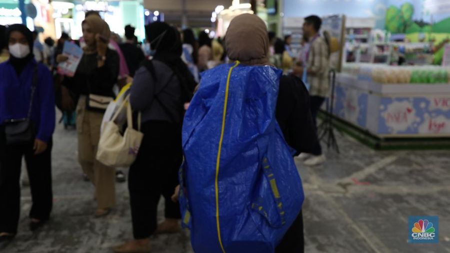 Antrean panjang koper penyedia jasa titip (jastip) terlihat di acara Jakarta X Beauty 2023 di Jakarta Convention Center (JCC), Jakarta, Kamis (14/12/2023). (CNBC Indonesia/Tri Susilo)
