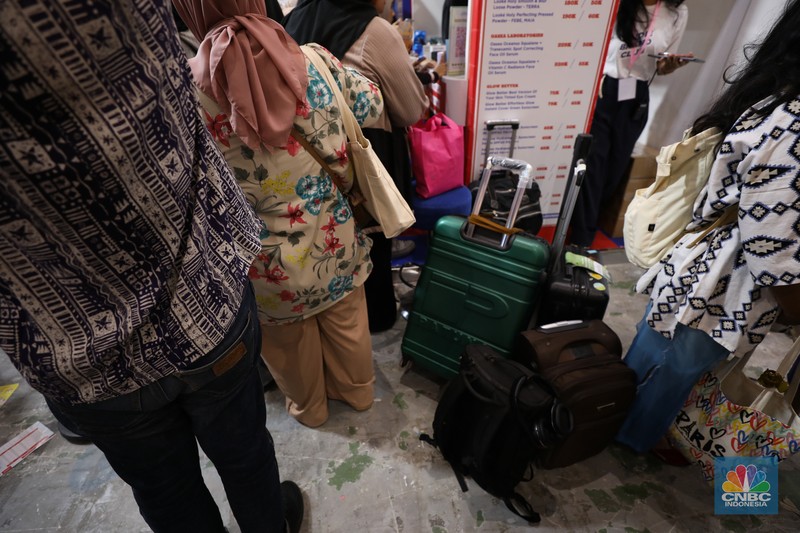 Antrean panjang koper penyedia jasa titip (jastip) terlihat di acara Jakarta X Beauty 2023 di Jakarta Convention Center (JCC), Jakarta, Kamis (14/12/2023). (CNBC Indonesia/Tri Susilo)