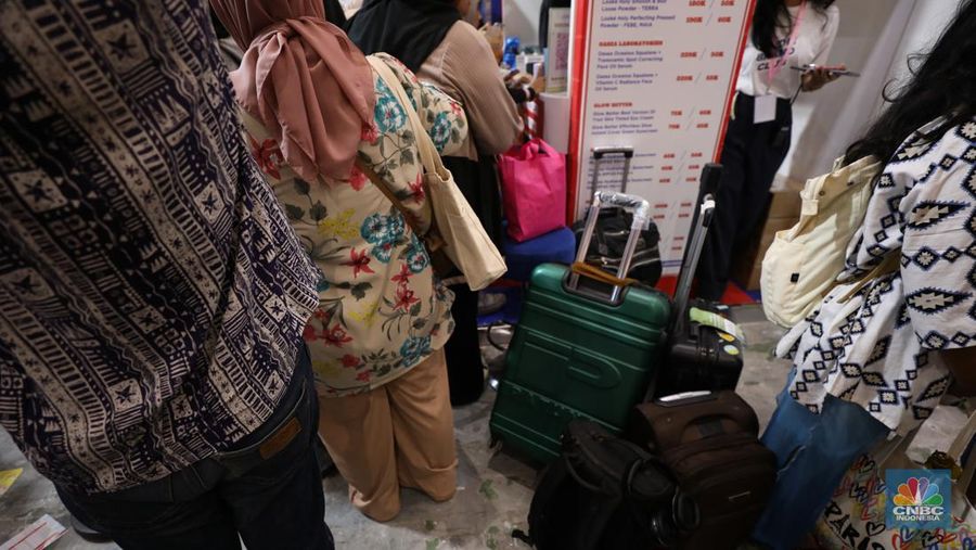 Antrean panjang koper penyedia jasa titip (jastip) terlihat di acara Jakarta X Beauty 2023 di Jakarta Convention Center (JCC), Jakarta, Kamis (14/12/2023). (CNBC Indonesia/Tri Susilo)