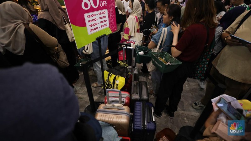 Antrean panjang koper penyedia jasa titip (jastip) terlihat di acara Jakarta X Beauty 2023 di Jakarta Convention Center (JCC), Jakarta, Kamis (14/12/2023). (CNBC Indonesia/Tri Susilo)