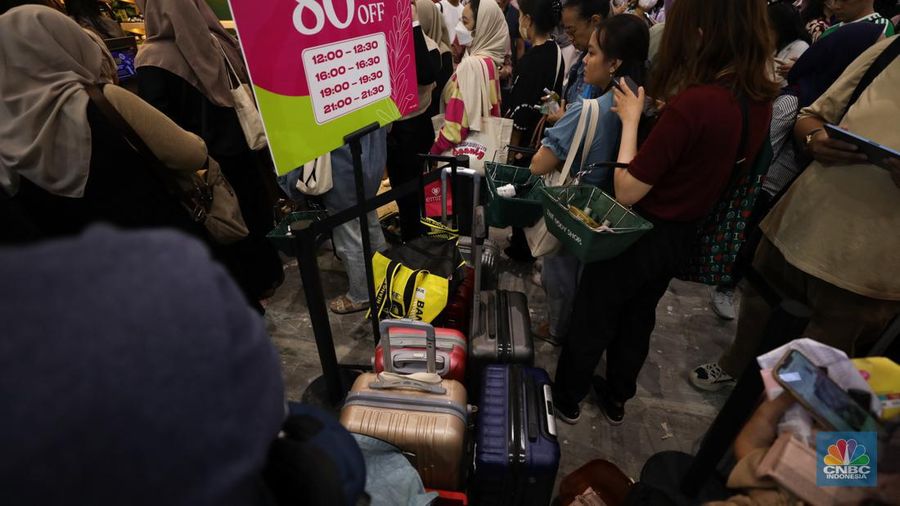 Antrean panjang koper penyedia jasa titip (jastip) terlihat di acara Jakarta X Beauty 2023 di Jakarta Convention Center (JCC), Jakarta, Kamis (14/12/2023). (CNBC Indonesia/Tri Susilo)