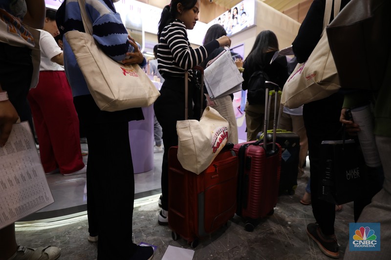 Antrean panjang koper penyedia jasa titip (jastip) terlihat di acara Jakarta X Beauty 2023 di Jakarta Convention Center (JCC), Jakarta, Kamis (14/12/2023). (CNBC Indonesia/Tri Susilo)