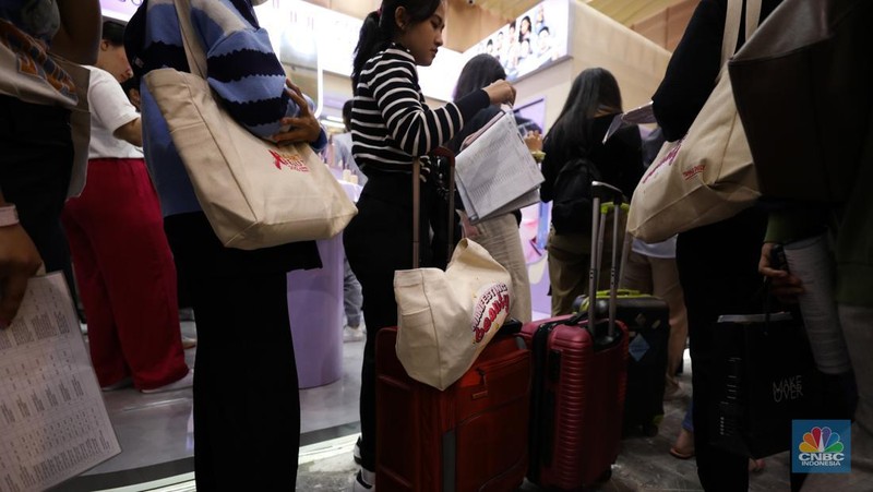 Antrean panjang koper penyedia jasa titip (jastip) terlihat di acara Jakarta X Beauty 2023 di Jakarta Convention Center (JCC), Jakarta, Kamis (14/12/2023). (CNBC Indonesia/Tri Susilo)