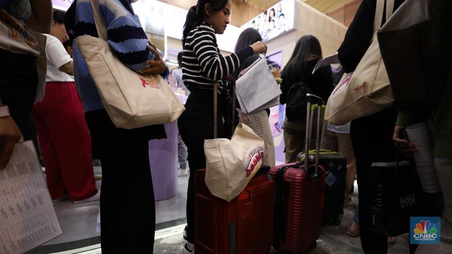 Antrean panjang koper penyedia jasa titip (jastip) terlihat di acara Jakarta X Beauty 2023 di Jakarta Convention Center (JCC), Jakarta, Kamis (14/12/2023). (²©²ÊÍøÕ¾/Tri Susilo)