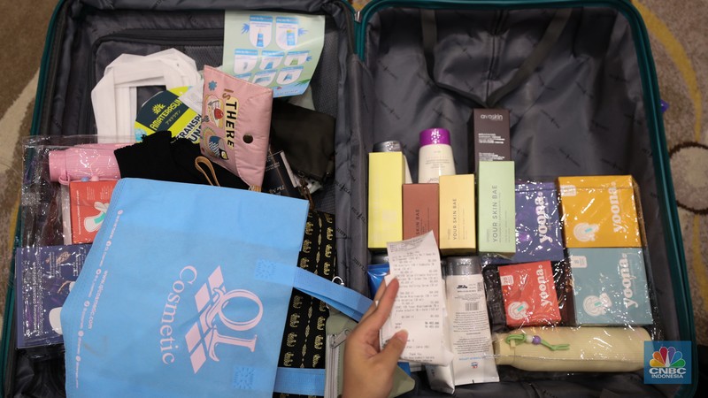 Antrean panjang koper penyedia jasa titip (jastip) terlihat di acara Jakarta X Beauty 2023 di Jakarta Convention Center (JCC), Jakarta, Kamis (14/12/2023). (CNBC Indonesia/Tri Susilo)