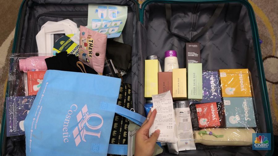 Antrean panjang koper penyedia jasa titip (jastip) terlihat di acara Jakarta X Beauty 2023 di Jakarta Convention Center (JCC), Jakarta, Kamis (14/12/2023). (CNBC Indonesia/Tri Susilo)