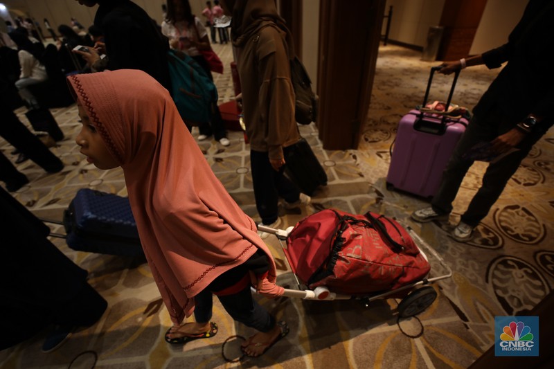 Antrean panjang koper penyedia jasa titip (jastip) terlihat di acara Jakarta X Beauty 2023 di Jakarta Convention Center (JCC), Jakarta, Kamis (14/12/2023). (CNBC Indonesia/Tri Susilo)
