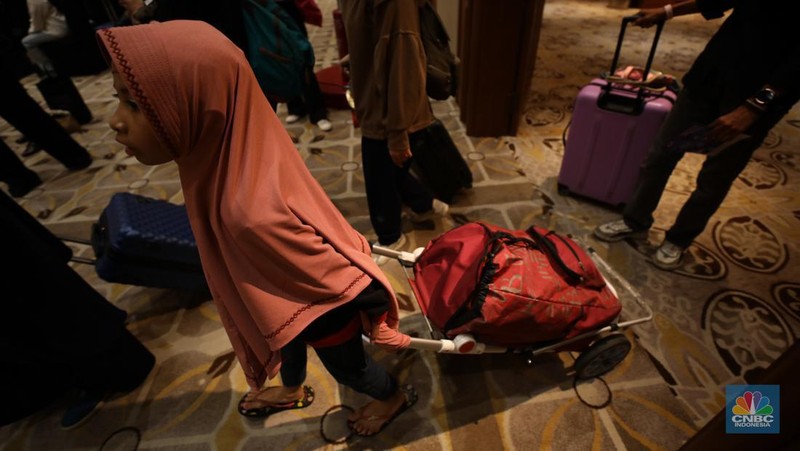 Antrean panjang koper penyedia jasa titip (jastip) terlihat di acara Jakarta X Beauty 2023 di Jakarta Convention Center (JCC), Jakarta, Kamis (14/12/2023). (CNBC Indonesia/Tri Susilo)