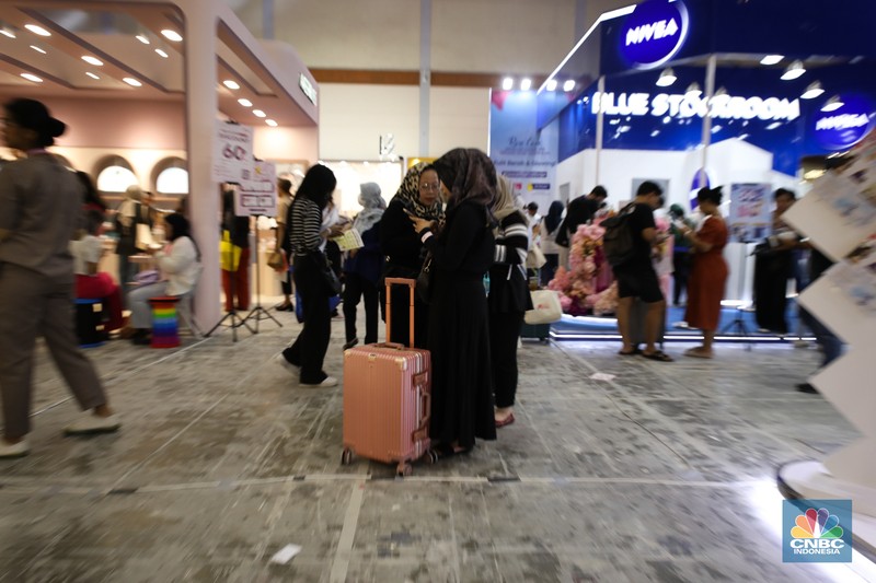 Antrean panjang koper penyedia jasa titip (jastip) terlihat di acara Jakarta X Beauty 2023 di Jakarta Convention Center (JCC), Jakarta, Kamis (14/12/2023). (CNBC Indonesia/Tri Susilo)